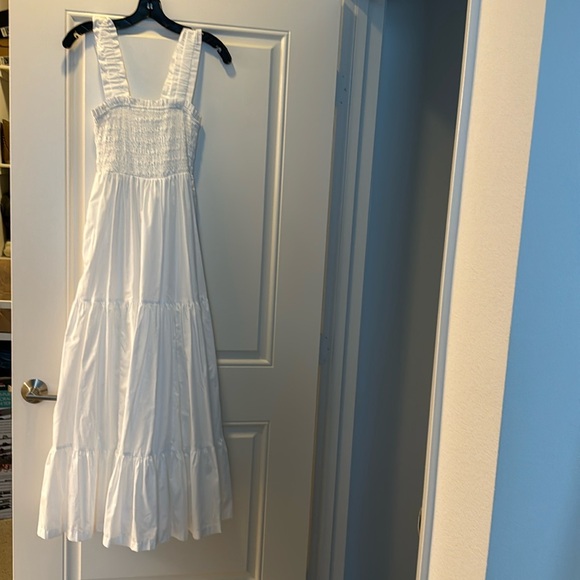 Abercrombie & Fitch Dresses & Skirts - Abercrombie & Fitch white smocked maxi dress with pockets size S